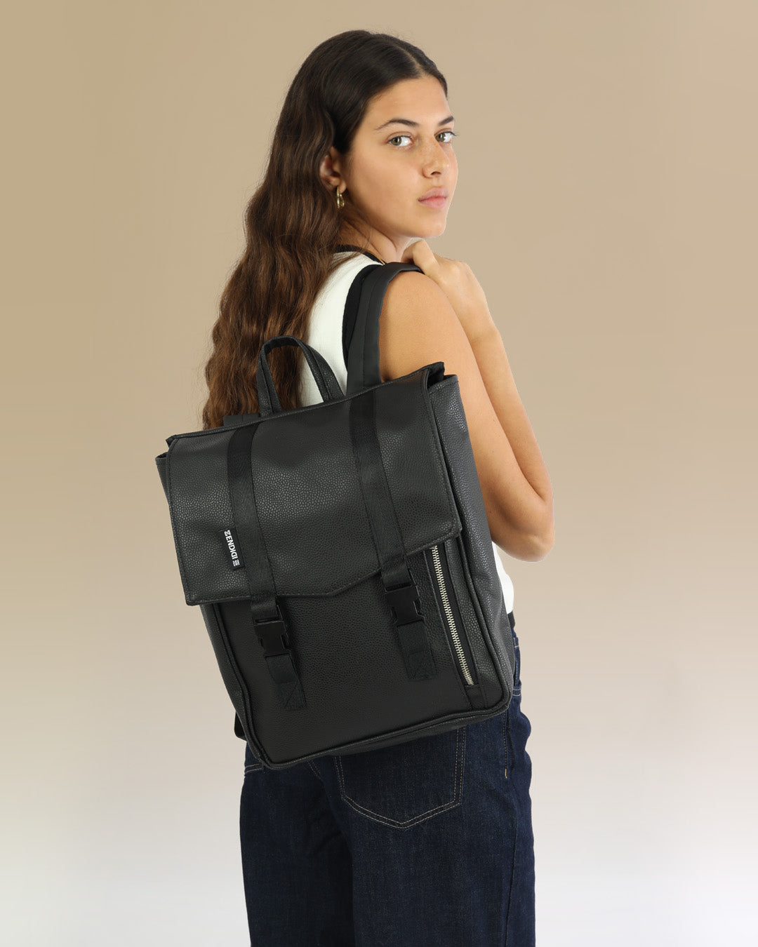 תקריב של מיני טוקיו שחור כדורסל, טקסטורת כדורסל איכותית טבעונית וחזקה.