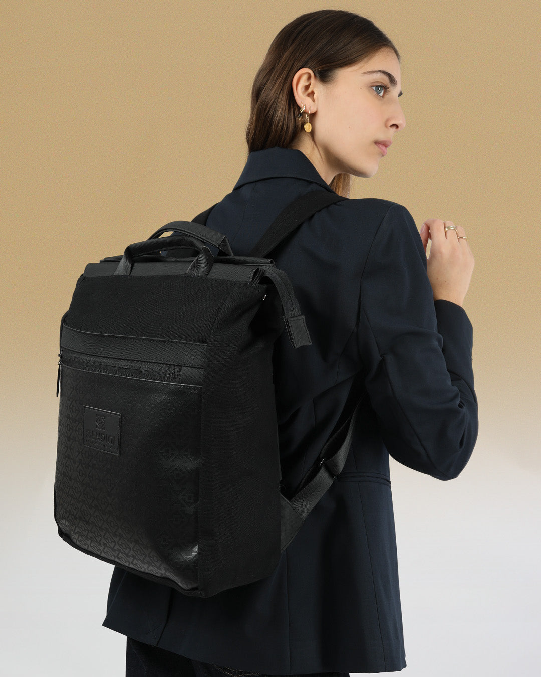 תיק גב למחשב מילאנו שחור טוטם על דוגמנית, תיק גב טבעוני, עשוי מהחומרים הטובים ביותר, דוחה גשם.