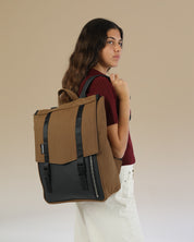 דוגמנית עם תיק גב טוקיו אוקספורד מבית זנדיגי 