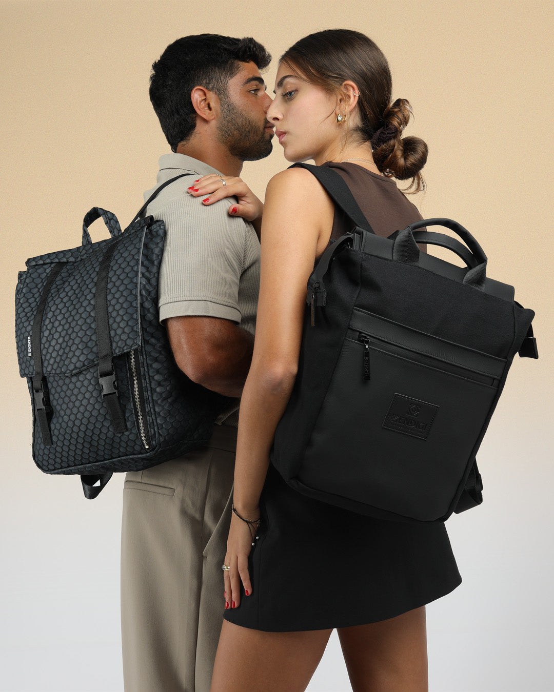 תיק גב מיני מילאנו שחור קנבס עם תא ייעודי למחשב וטוקיו שחור כוורת על דוגמנים, תיקים טבעוניים למחשב שמיוצרים בארץ