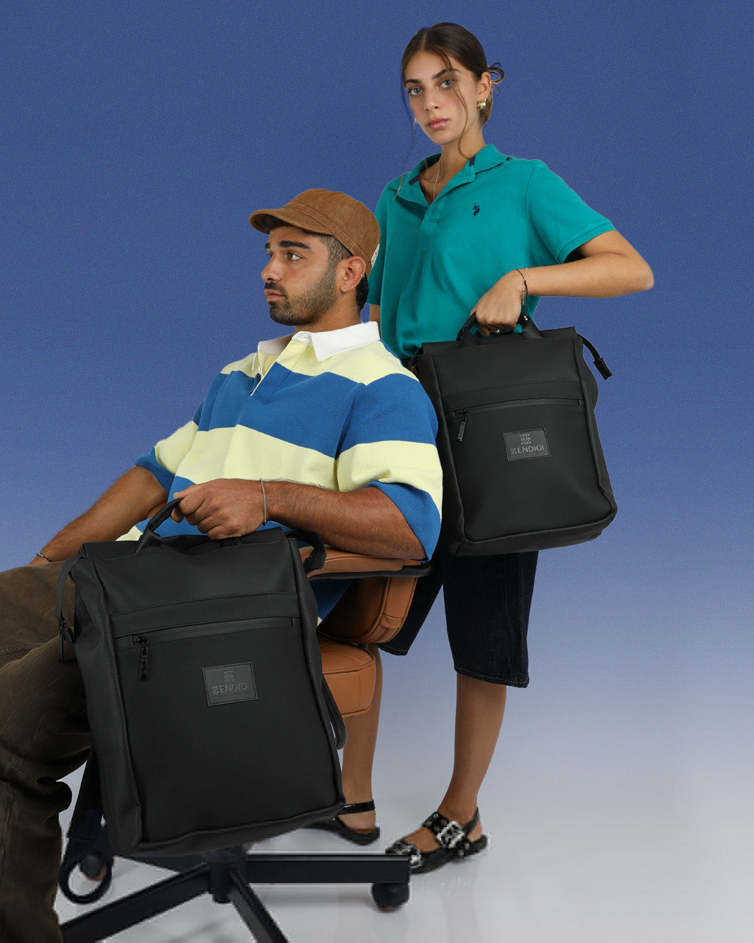 תיק גב למחשב נייד מילאנו שחור יהלום מוחזק בידית הנשיאה על ידי שני דוגמנים, הדוגמן. מחזיק מילאנו גדול והדוגמנית את דגם המיני מילאנו.