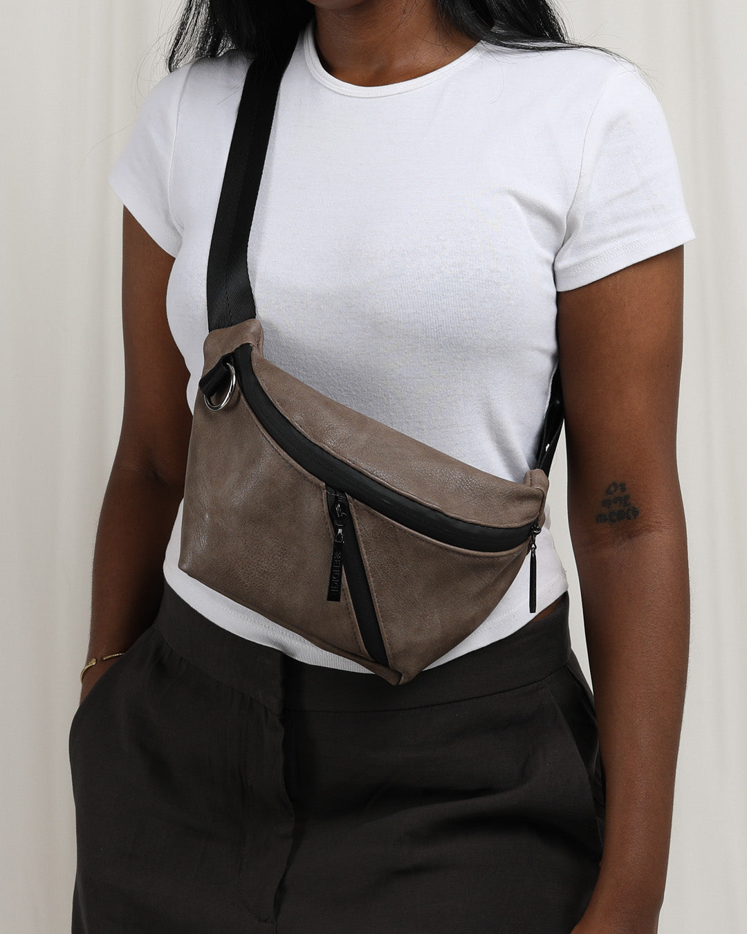 רובר - פאוץ' קלאסי ועל-זמני. תיק יוניסקס גדול ומרווח, עם שני תאים חיצוניים לשליפה מהירה וחלל אחד ענק שיכיל אפילו בקבוק מים. מעוצב ומיוצר בתל אביב, בעבודת יד ומחומרים טבעוניים. 
פאוץ' | פאוצ'ים | תיק לגברים | תיק לנשים | תיק יוניסקס | תיק טבעוני | תיק קטן | פאוץ' לגבר פאוץ' גדול לאישה פאוץ' מנומר פאוץ' שחור פאוץ' טבעוני