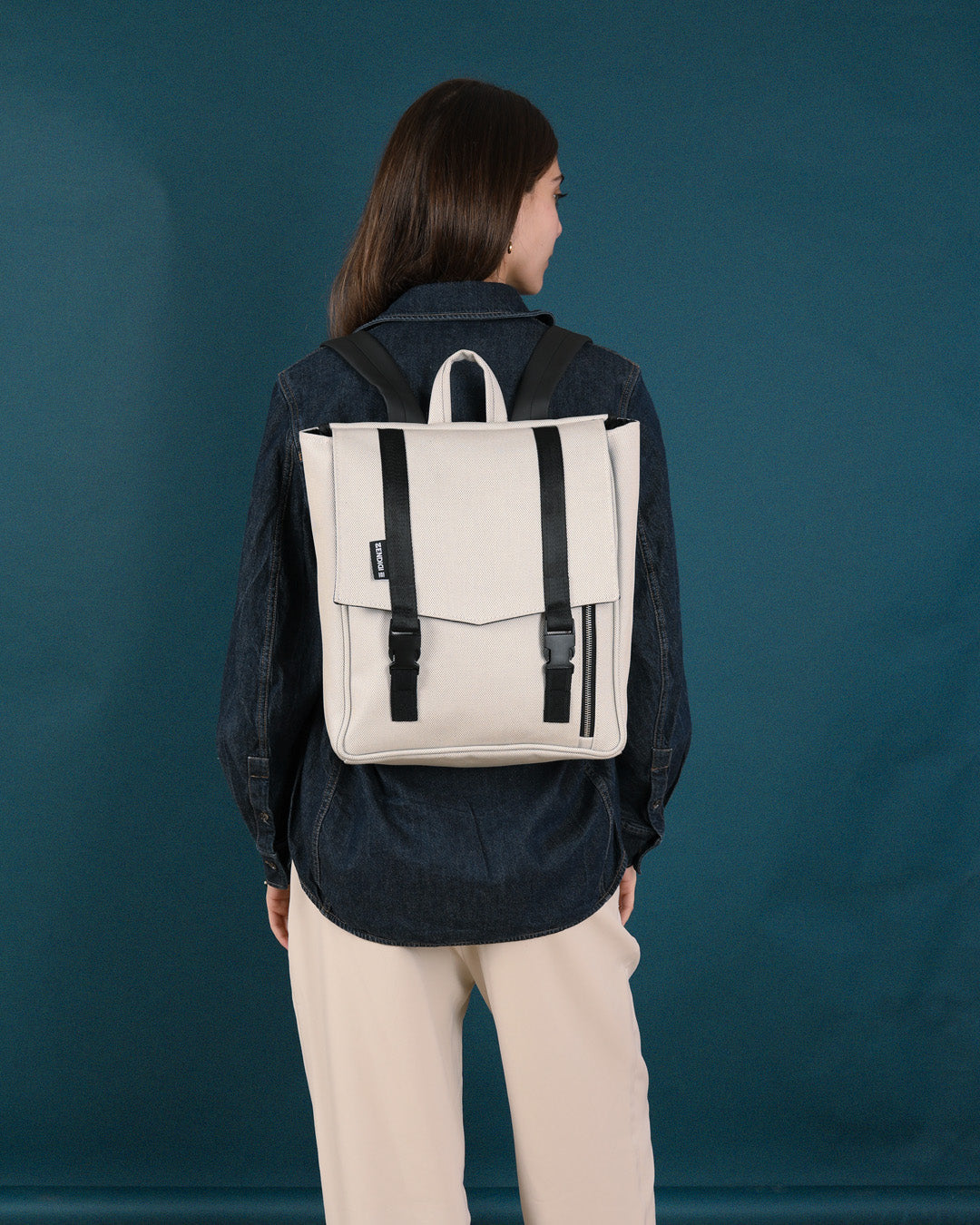 תיק גב קטן למחשב לנשים ולגברים מיני טוקיו שמנת בינגו, טקסטורה עדינה, בד כביס, רצועות מרופדות, נוח לנשיאה על הגב לטיולים ולעבודה.