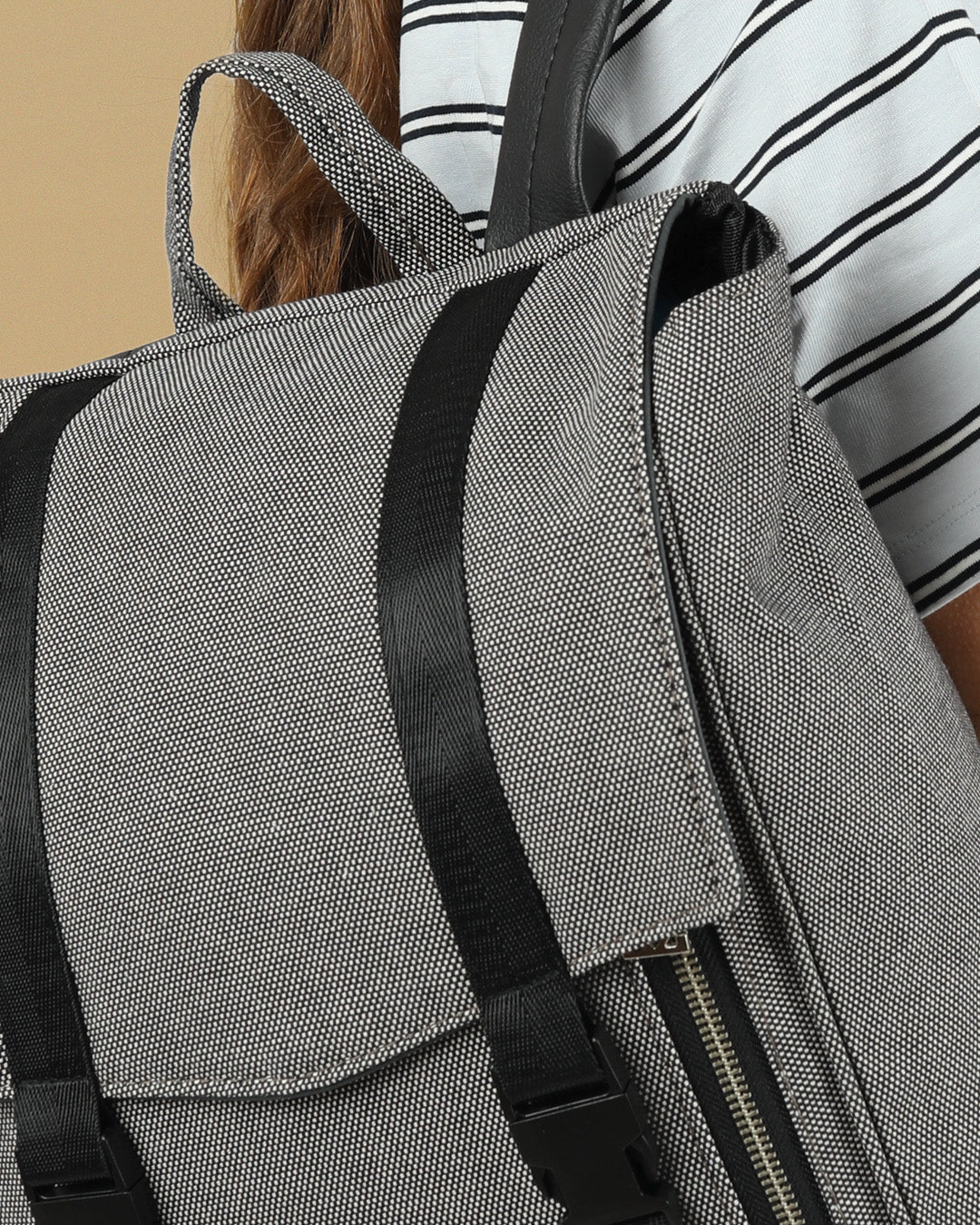 תקריב של מיני טוקיו בינגו, בד קנבס איטלקי איכותי וטבעוני.