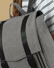 תקריב של מיני טוקיו בינגו, בד קנבס איטלקי איכותי וטבעוני.