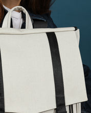 תקריב תיק גב טבעוני עמיד למים בצבע שמנת דגם טוקיו בינגו שמנת, עיצוב נקי לעבודה או ללימודים עם דגש על איכות חומרים וייצור מקומי.