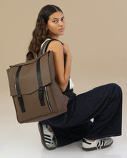 תקריב של תיק גב טוקיו חום קלאסי - טקסטורה טבעונית איכותית, מתאים למחשב נייד ולשימוש יומיומי בעיר.