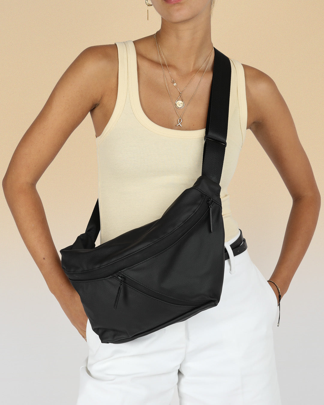 פאוץ' רובר XL שחור לנשים תיק צד גדול דמוי עור איטלקי טבעוני, עם שני תאים חיצוניים, על דוגמנית - תיק אופנתי ופרקטי ליום יום, פאוץ׳ ענק.