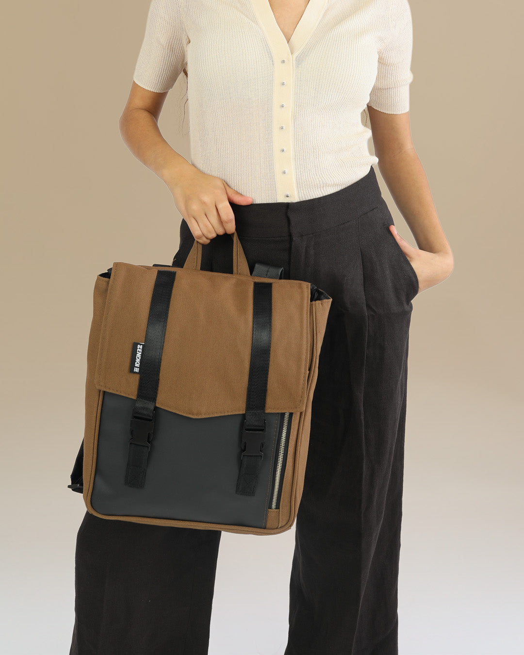 תקריב של מיני טוקיו אוקספורד, שילוב של בד דמוי עור איכותי וקנבס איטלקי מלכותי.