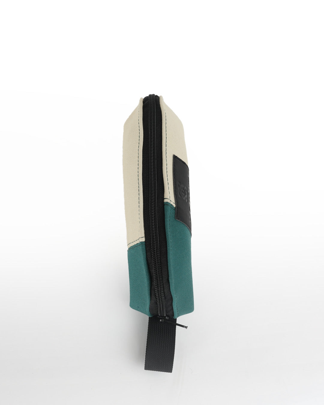 קלמר סטודנטים של זנדיגי ממבט עליון, ניתן לראות את הצורה שלו באופן ברור, את ידית הנשיאה, הרוכסן והתווית.