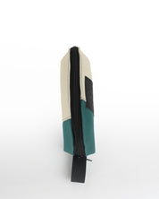 קלמר סטודנטים של זנדיגי ממבט עליון, ניתן לראות את הצורה שלו באופן ברור, את ידית הנשיאה, הרוכסן והתווית.