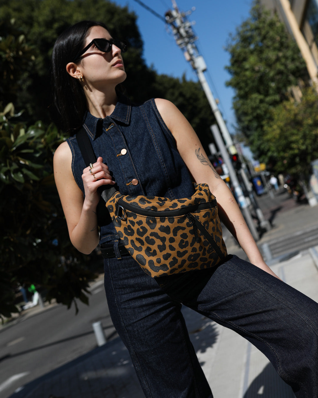 פאוץ׳ ענק, פאוץ׳ גדול מנומר פאוץ׳ מנומר, פאוץ׳ טבעוני מיוצר בישראל עיצוב מקומי וייצור מקומי דיזנגוף סנטר תל אביב, זנדיגי, תיקים טבעוניים, פאוץ׳ לגבר פאוץ׳ לאישה, תיקים מעוצבים תיקים איכותיים ויפים