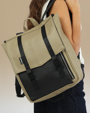 תקריב של תיק גב טוקיו מדבר טוטם - טקסטורה טבעונית איכותית, מתאים למחשב נייד ולשימוש יומיומי בעיר.