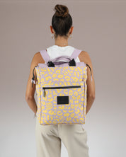 תיק גב ללפטופ מילאנו ויולה, סגול צהוב מנומר, עיצוב טקסטיל מקורי של זנדיגי, על גבה של דוגמנית