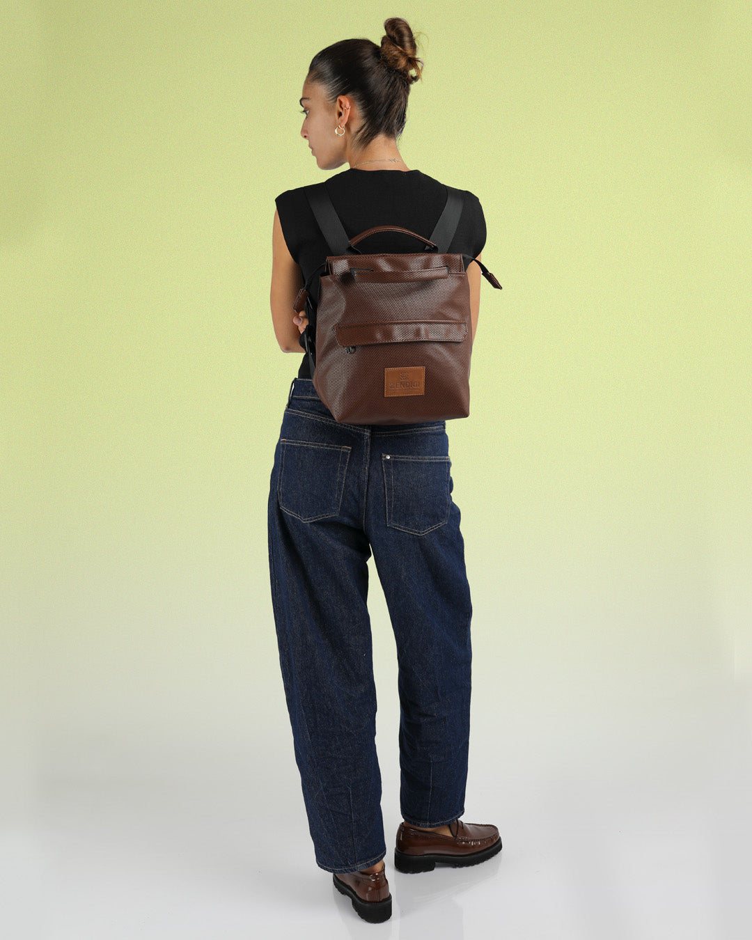 תיק גב קטן לנשים, תיק מיני חום כהה, מיני מדריד חום פוליגון תיק יציאה מושלם, יכול להכיל אייפד.