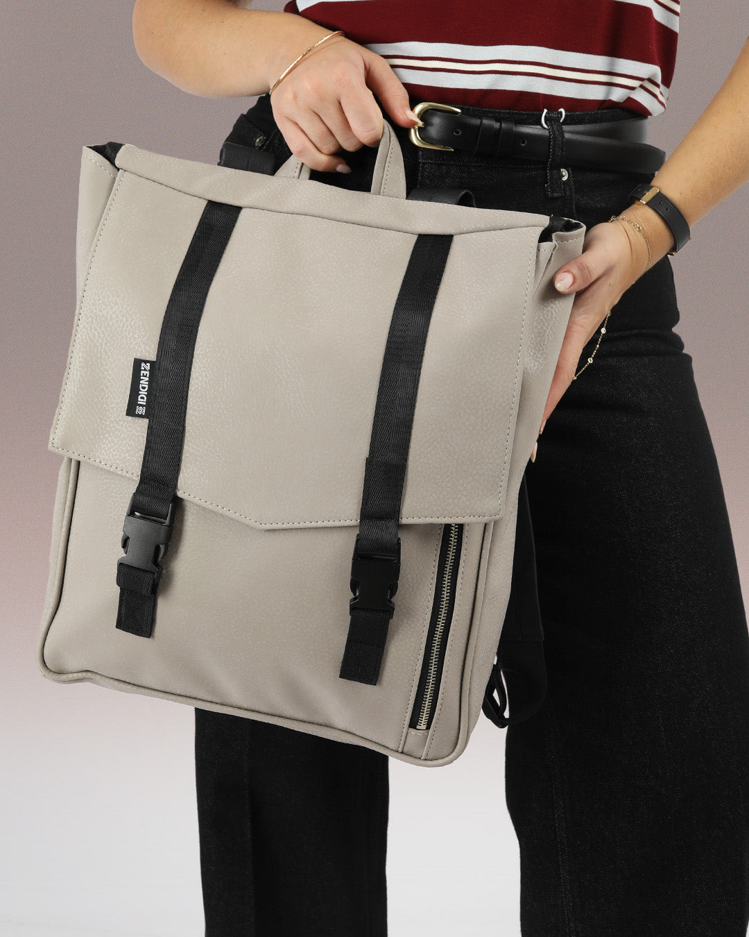 תקריב של תיק גב טוקיו אבן זמש - טקסטורה טבעונית איכותית בעבודת יד, מתאים למחשב נייד ולשימוש יומיומי בעיר.