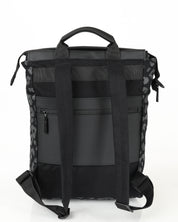 מבט אחורי על תיק מילאנו שחור מנומר של זנדיגי, רצועות מרופדות חלוקה חכמה ותא אחורי לטרולי ולשליפה מהירה.