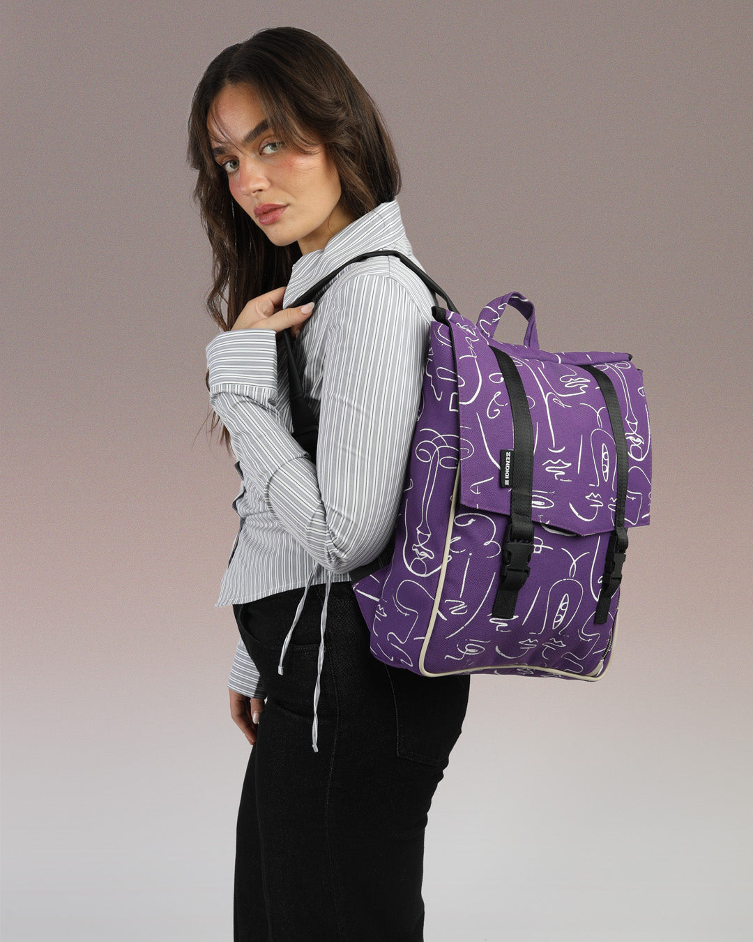 תיק גב טוקיו סגול טרייב על הדוגמנית בזווית צד, תיק גב מעוצב ללימודים עבודה ויום יום, זנדיגי