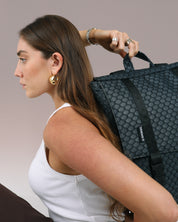 תיק גב טוקיו שחור כוורת – תיק מחשב 16 אינץ' במראה אלגנטי ונוח, מושלם ללוק יומיומי, נסיעות עירוניות, עבודה ולימודים, תיק קליל ואיכותי עמיד לאורך שנים