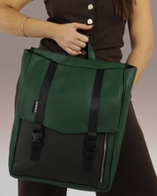 תקריב של תיק גב טוקיו ירוק ושחור - טקסטורה טבעונית איכותית בעבודת יד, מתאים למחשב נייד ולשימוש יומיומי בעיר.