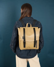 תיק גב מיני טוקיו של ZENDIGI בגוון קפה, כולל תא מיועד ללפטופ, סגירה בטיחותית ורצועות גב נוחות לשימוש יומיומי אורבני לעבודה.