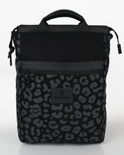 מבט פרונטלי לתיק מילאנו שחור מנומר, תיק גב למחשב נייד 16 אינץ׳, לעבודה וללימודים.