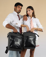 תיק גב למחשב נייד מילאנו אפור מנומר מוחזק בידית הנשיאה על ידי שני דוגמנים, הדוגמן. מחזיק מילאנו גדול והדוגמנית את דגם המיני מילאנו.