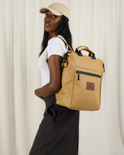 תיק גב מילאנו שחור קלאסי שהוא התיק המושלם ללימודים עבודה וטיולים, תיק שמתאים לגבר וגם לאישה בזכות העיצוב המקורי והיוניסקסי שלו, תיק גב טבעוני ואיכותי, מיוצר בארץ אבל התיק טיסה הכי טוב שיהיה לך. מגיע עם ריפוד למחשב הנייד ורצועות מרופדות ונעימות למגע