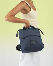 תיק ג'ינס קטן לנשיאה ביד או כתיק גב לנשים – מיני מדריד בעיצוב מינימליסטי, תיק מושלם לערב ליומיום ולעבודה קלילה