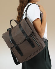 מיני טוקיו חום יהלום, תיק גב למחשב נייד קטן מושלם ליום עבודה ולימודים על דוגמנית.