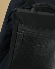 תקריב של תיק גב מילאנו שחור וטוטם, עשוי בד דמוי עור איכותי וחזק בעיצוב טקסטיל מקורי של זנדיגי, עם בד קנבס איטלקי שחור.