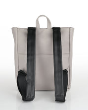 תיק גב למחשב נייד טבעוני - מיני טוקיו אבן, מצולם מהגב וניתן לראות את הרצועות המרופדות שלו ואת התא האחורי, על רקע לבן.