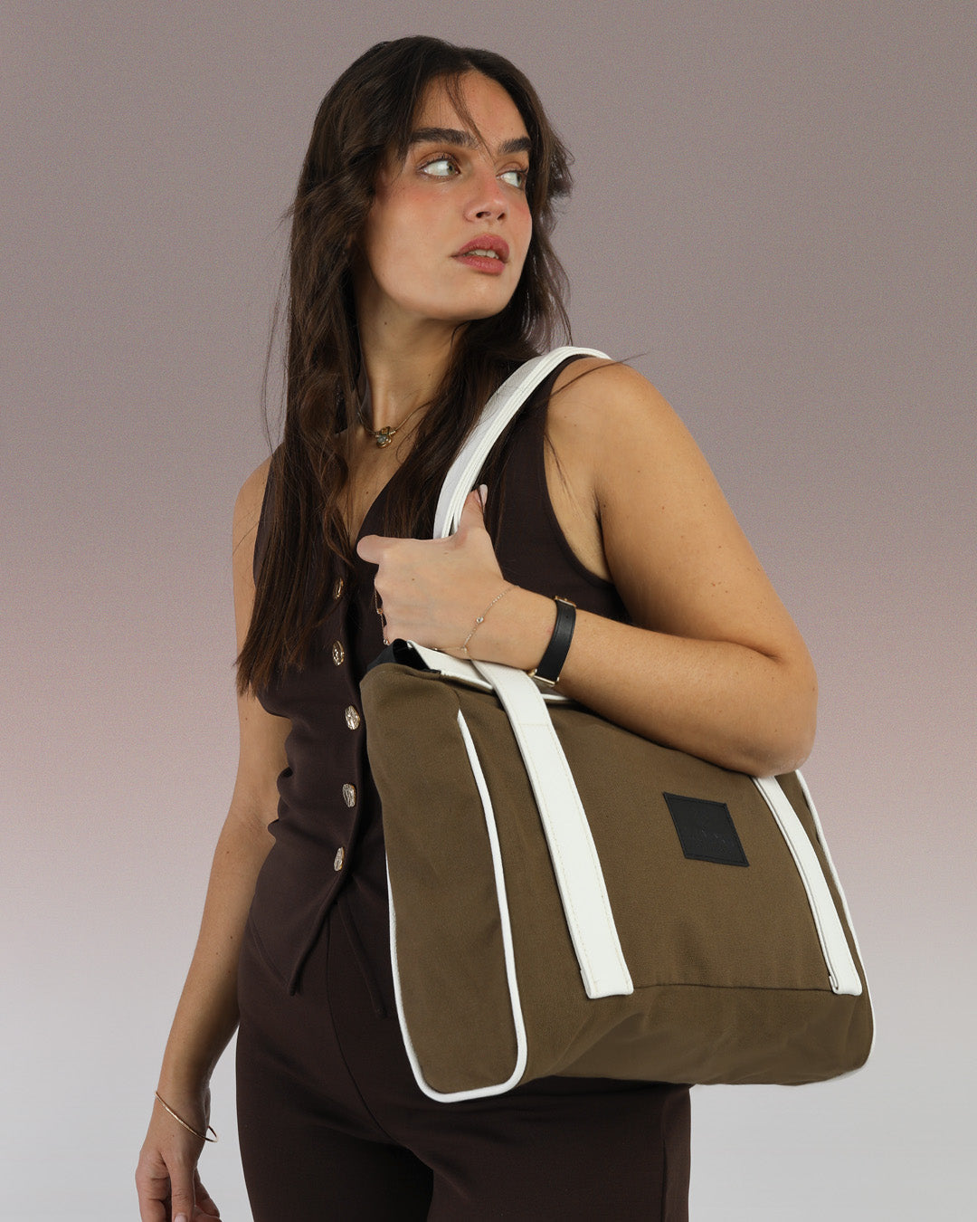 תיק צד למחשב נייד חום קנבס על דוגמנית, תיק מיני פלא של זנדיגי, תיק עבודה לנשים, תיק טבעוני, תיק אופנתי למשרד וליום יום