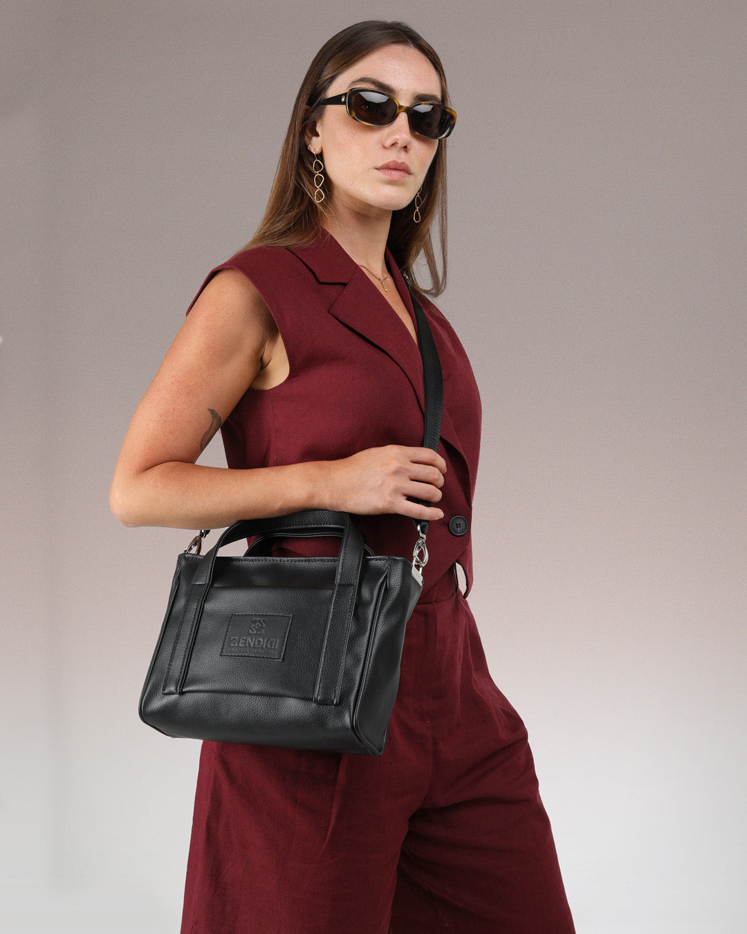 תיק קרוס קטן לנשים ולגברים שחור דמוי עור קלאסי, מיקרו פלא מבית זנדיגי, גיזרה מלכותית עם רצועה מתכווננת ועיצוב מינימליסטי