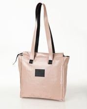 תיק צד לעבודה, נינה ורוד מבריק, תיק צד לנשים, מושלם ליום קצר מחוץ לבית. מצולם על רקע לבן.