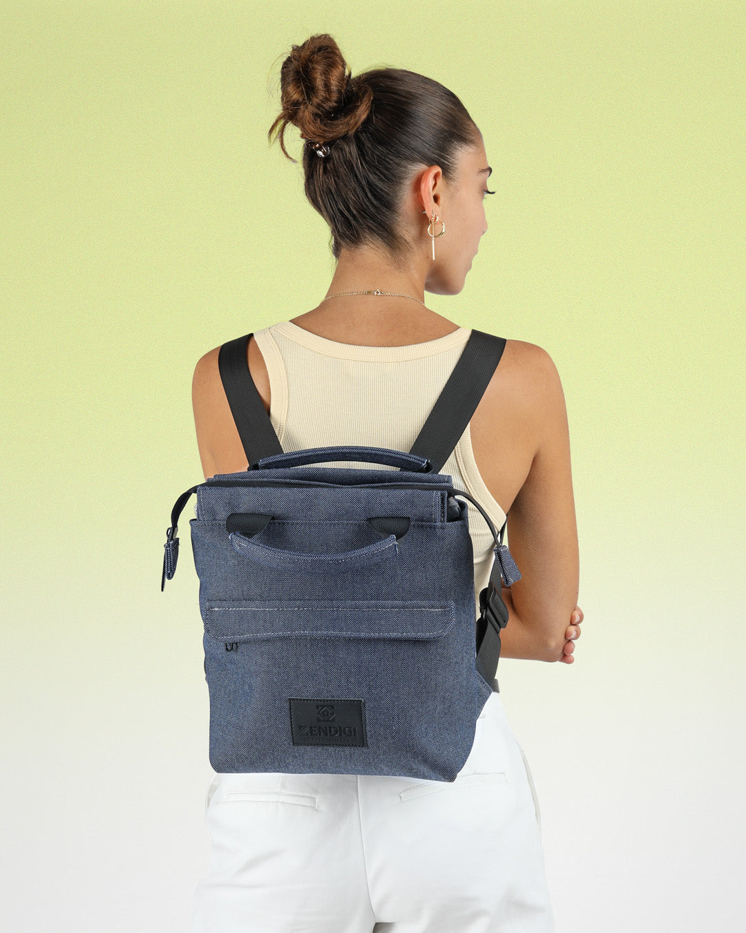 דוגמנית מציגה את תיק גב מדריד ג׳ינס - תיק גב קטן של זנדיגי, טבעוני, פרקטי, מיוצר בארץ הבדים האיכותיים ביותר.