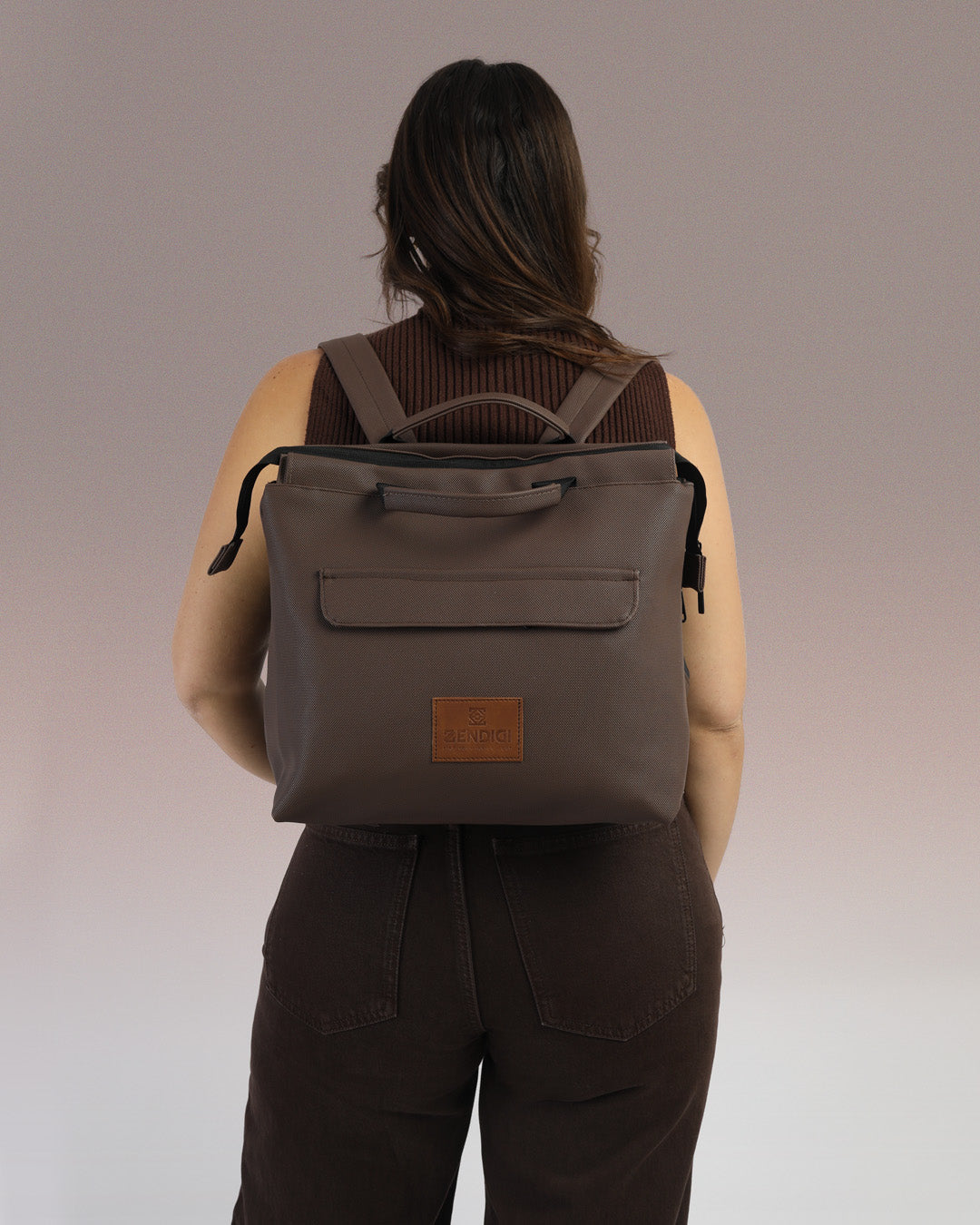 תיק גב למחשב נייד טבעוני לנשים ולגברים בצבע חום כהה טקסטורת מעוינים, עיצוב ישראלי נקי, תיק למשרד או ללימודים, נוח יומיומי ומתאים לסטודנטים