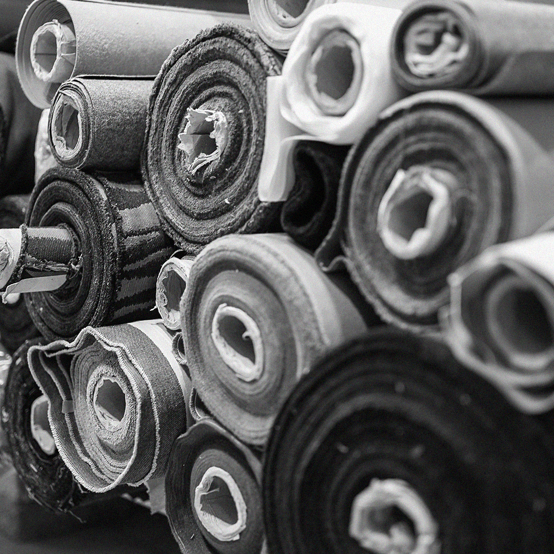 גלילי בד דמוי עור, קנבס, אריגים ועוד כולם משמשים לייצור התיקים שלנו, תיקים טבעוניים איכותיים וחזקים העשויים מהחומרים האיכותיים ביותר