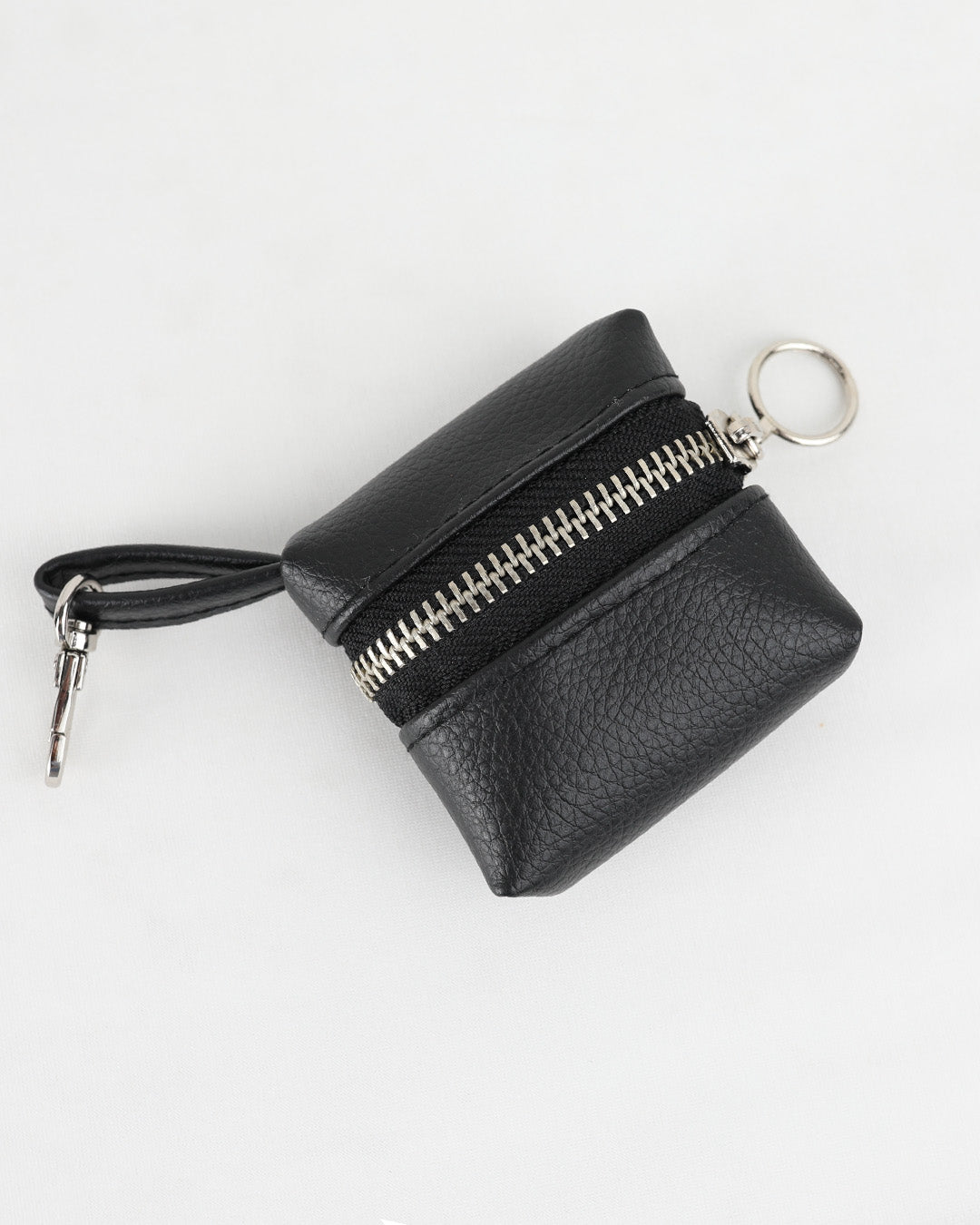 כיסוי לאיירפודס בצבע שחור בעיצוב מינימליסטי של זנדיגי
