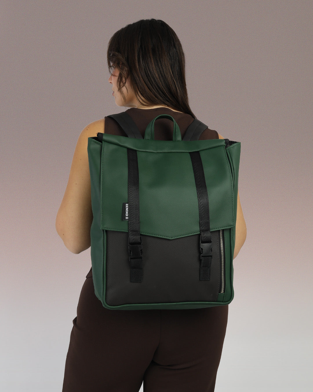 תיק גב טוקיו בצבע ירוק ושחור על גב של דוגמנית, תיק טבעוני עם עיצוב פרקטי ומוקפד, מתאים לגבר ולאישה.