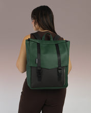 תיק גב טוקיו בצבע ירוק ושחור על גב של דוגמנית, תיק טבעוני עם עיצוב פרקטי ומוקפד, מתאים לגבר ולאישה.