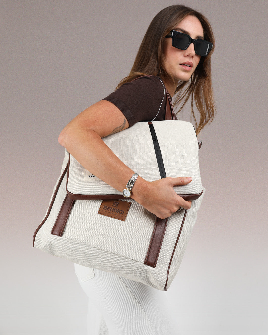 כיסוי למחשב נייד 13 14״ בז׳ וחום קנבס תצוגה פרונטלית על דוגמנית שנושאת עליה גם את תיק צד פלא 