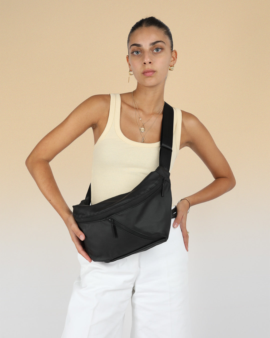 פאוץ׳ גדול שחור לנשים - זנדיגי, תיק צד איכותי דמוי עור איטלקי, על דוגמנית, מושלם ליום מחוץ לבית, ללימודים ולטיולים, יכול להכיל בקבוק מים גדול