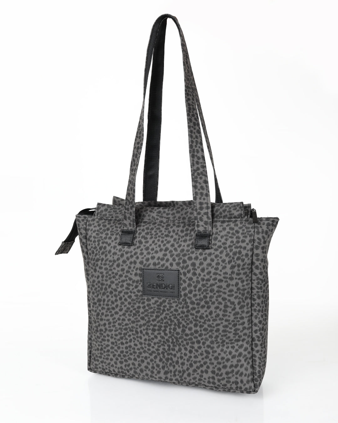 תיק צד לעבודה, נינה אפור מנומר, תיק צד לנשים, מושלם ליום קצר מחוץ לבית. מצולם על רקע לבן.