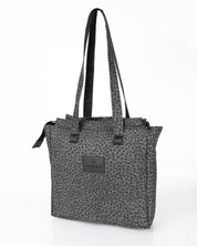 תיק צד לעבודה, נינה אפור מנומר, תיק צד לנשים, מושלם ליום קצר מחוץ לבית. מצולם על רקע לבן.