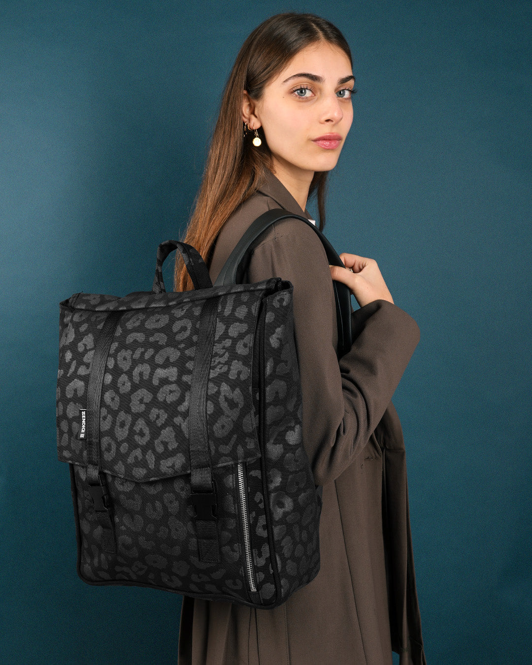 תיק גב מנומר שחור ללפטופ 16 אינץ׳, טוקיו הוא התיק המושלם ללימודים ולעבודה, עם חלוקה חכמה ורצועות מרופדות ונוחות גם למשקל כבד.