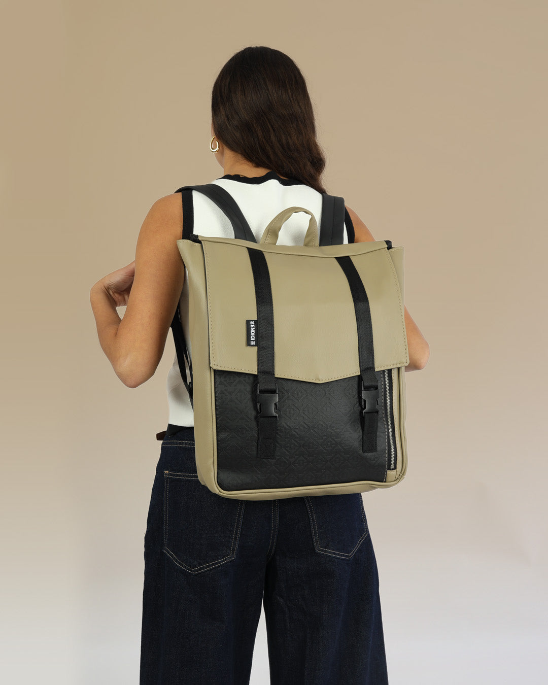 תיק גב טוקיו מדבר טוטם על גב של דוגמנית, תיק טבעוני עם עיצוב פרקטי ומוקפד, מתאים לגבר ולאישה.