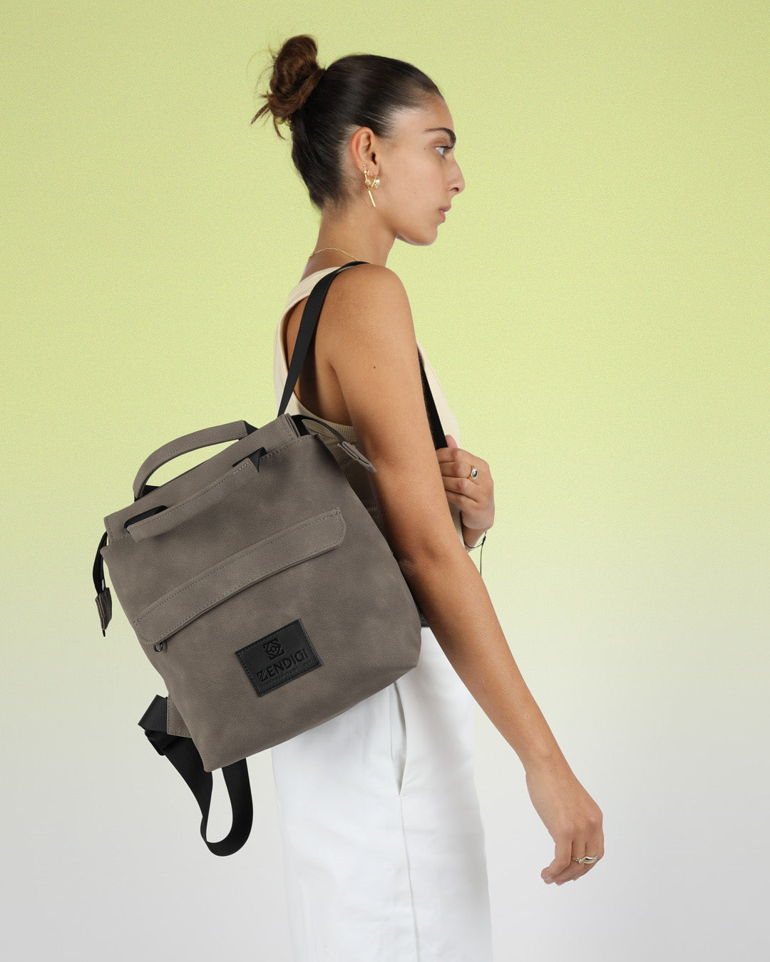 תיק גב מיני מדריד קפה אפור זמש, גזרה נצחית וקלאסית, עיצוב אורבני ונקי, תיק גב שימושי נוח ויפה שלא תרצי להוריד מהגב - רצועות עבות ונוחות סגירה עם רוכסן.