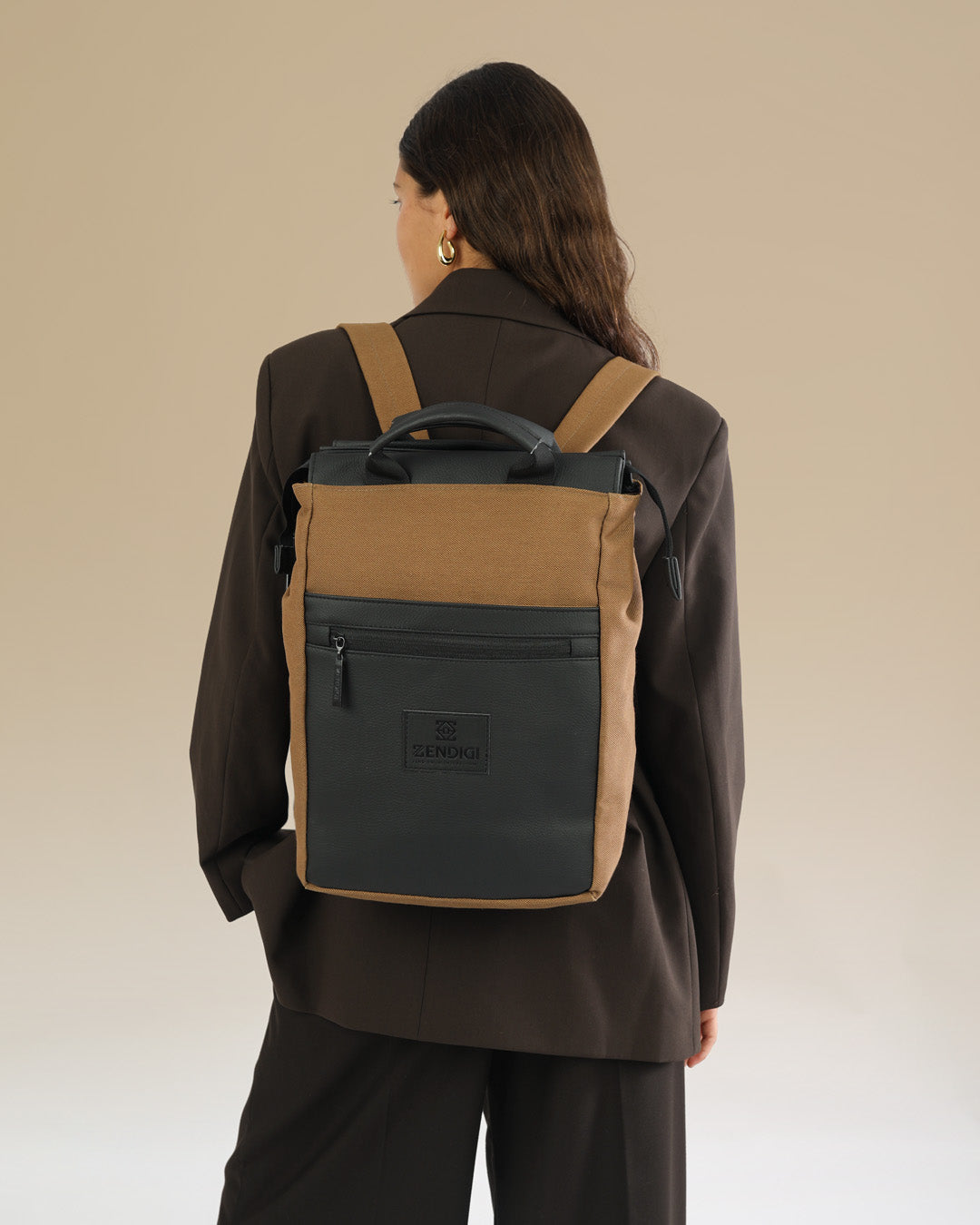 תיק גב מיני שחור באוקספורד, תיק למחשב עד 14״ על גב של דוגמנית, תיק מרופד למחשב נייד תיק גב ללפטופ, מושלם ללימודים ולעבודה, תיק לסטודנטים, תיק גב מעוצב לאישה