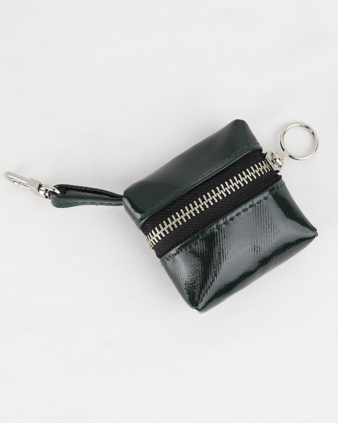 כיסוי לאיירפודס בצבע ירוק כהה מבריק בעיצוב מינימליסטי של זנדיגי
